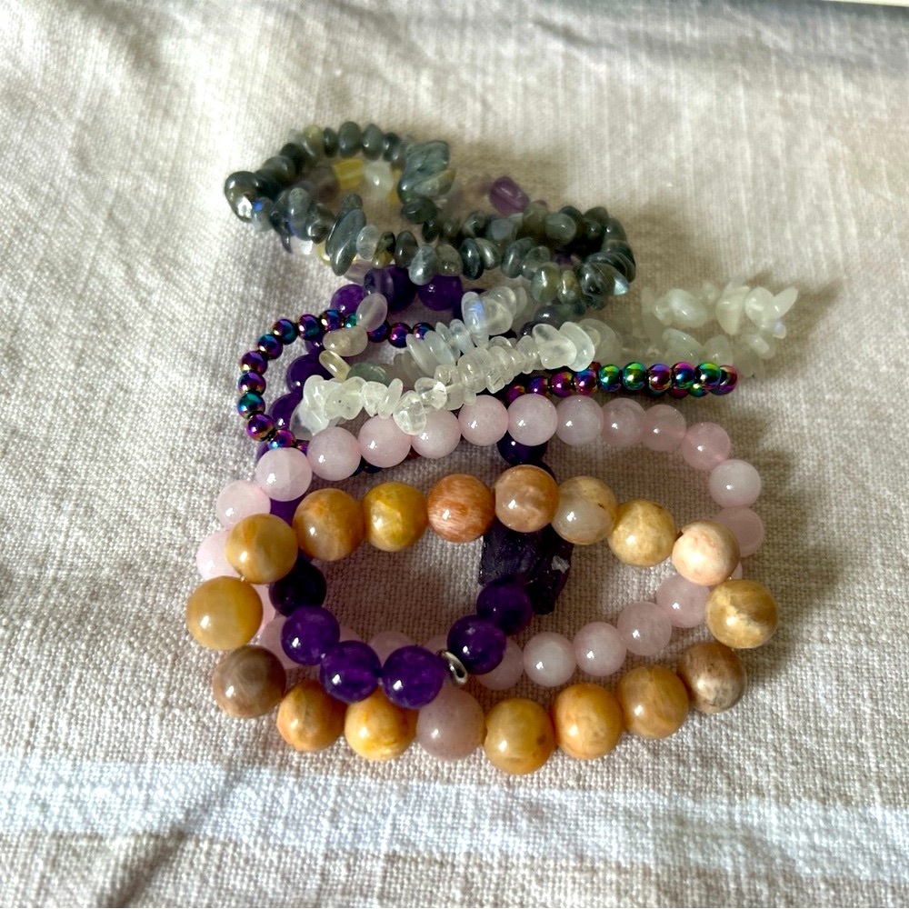 Lot of Crystal Gem Bracelets 7- Amethyst Rose Quartz Fluorite, Bismuth - Picture 2 of 3
